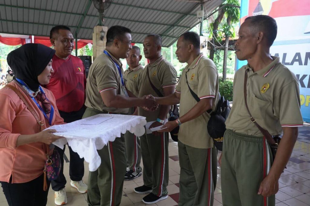 jalan sehat sejumlah pns kodam v brawijaya mengikuti jalan sehat dalam rangka hut korpri1
