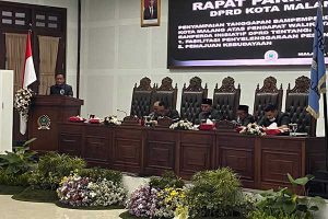 Juru bicara Bapemperda DPRD Kota Malang, Iwan Mahendra, saat menyampaikan jawaban atas pertanyaan Wali Kota Malang. (bim) - Bapemperda DPRD Sampaikan Jawaban Atas Pertanyaan Wali Kota Malang Terhadap Dua Ranperda Inisiatif