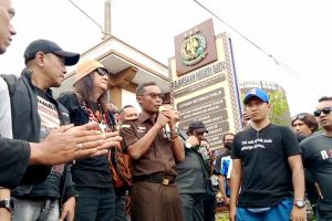 kajari batu agus rujito sh mh menemui aremania untuk memberikan jawaban atas tuntutan 1