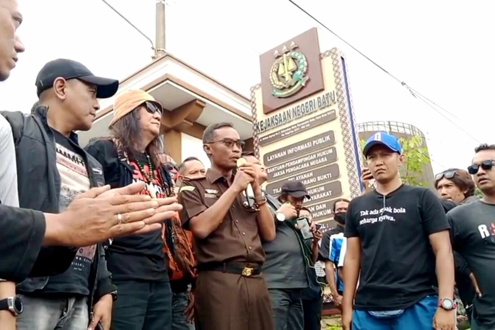 kajari batu agus rujito sh mh menemui aremania untuk memberikan jawaban atas tuntutan 1