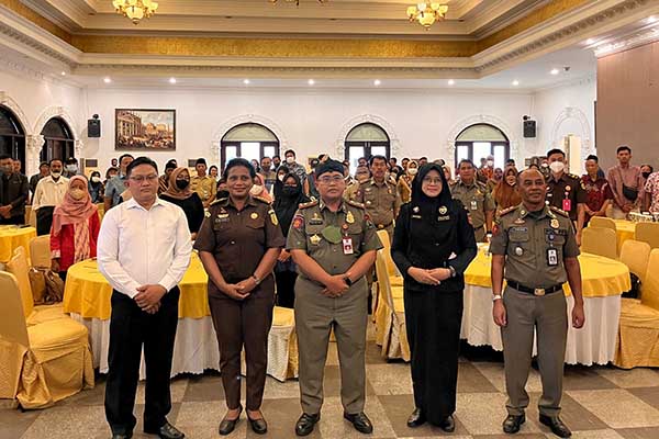 Kasatpol PP Kota Malang, Heru Mulyono, bersama narasumber dan peserta sosialisasi. (bim) - Pemkot Libatkan Unsur Masyarakat Gempur Peredaran Rokok Ilegal di Kota Malang