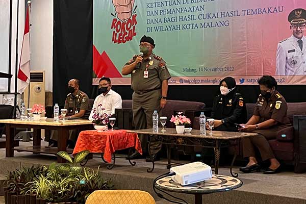 Kasatpol PP Kota Malang, Heru Mulyono, saat memberikan sambutan pada sosialisasi di bidang cukai. (bim) - Pemkot Libatkan Unsur Masyarakat Gempur Peredaran Rokok Ilegal di Kota Malang