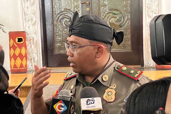 Kasatpol PP Kota Malang, Heru Mulyono, saat menjawab pertanyaan awak media. (bim) - Pemkot Libatkan Unsur Masyarakat Gempur Peredaran Rokok Ilegal di Kota Malang