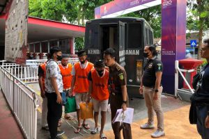 keempat tersangka setibanya di lapas kelas i malang 1 1