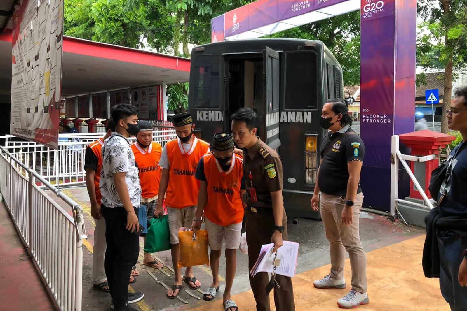 keempat tersangka setibanya di lapas kelas i malang 1 1