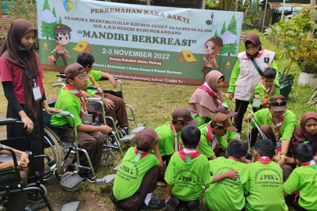 kegiatan pramuka slb abd negeri kedungkandang untuk melatih kemandirian