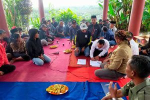 Kegiatan Restorative Justice Kasus penganiayaan, di Punden Watu Gambang Desa Tulungrejo. (ist) - Kasus Penganiayaan Antar Warga Desa Berakhir dengan Restorative Justice di Punden Watu Gambang