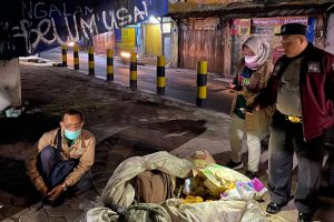kepala bps erny fatma bersama petugas regsosek lainnya saat menyasar sejumlah tunawisma di kota malang. 1