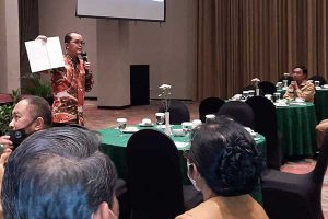 Kepala Bappeda DIY menunjukkan Contoh Raport Kinerja Pemprov DIY. (dik) - Targetkan Nilai Tertinggi SAKIP dan RB, Pemkot Malang Datangkan Ahli dari Yogyakarta