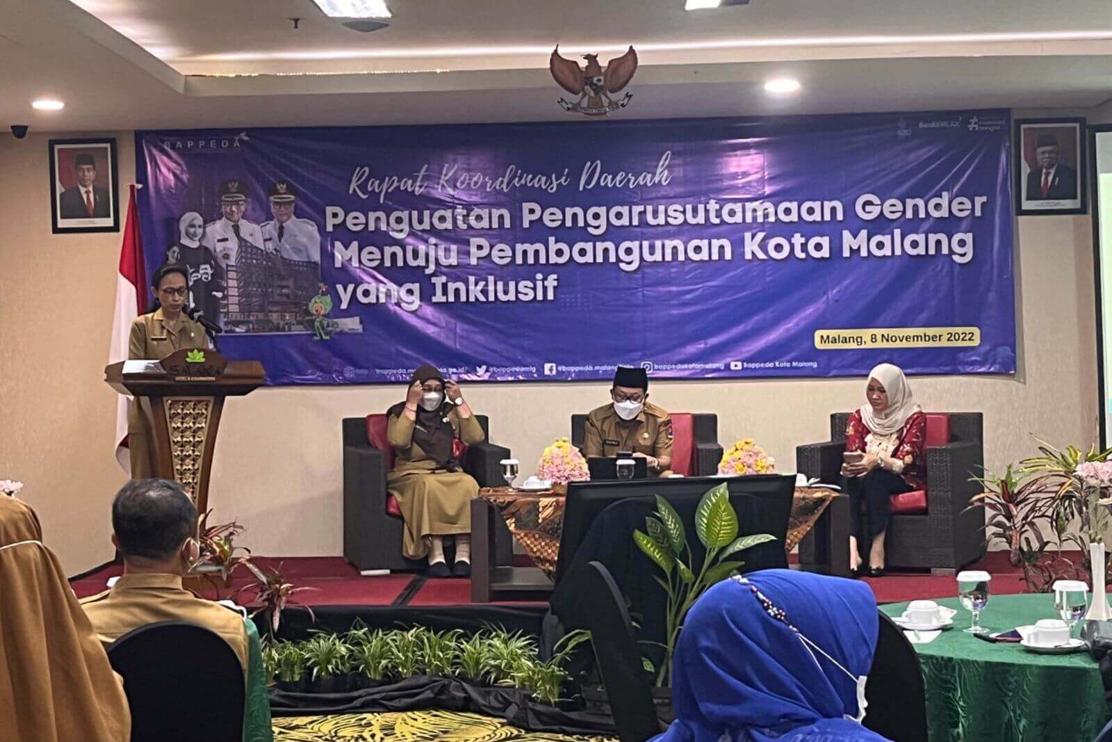 kepala bappeda kota malang dwi rahayu saat menyampaikan laporan kegiatan rakorda