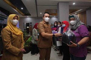 Kepala Disnaker PMPTSP Kota Malang, Arif Tri Sastyawan SSTP MSi secara simbolis menyerahkan peralatan kepada peserta pelatihan. (ist) - Begini Cara Disnaker PMPTSP Kota Malang Tekan Angka Pengangguran