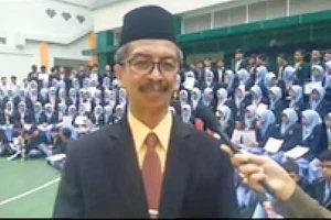 Kepala MTsN 1 Malang, Drs Samsudin MPd, bersama para siswa berprestasi. (ist) - Jelang Akhir Tahun 2022, MTsN 1 Kota Malang Torehkan 1.832 Prestasi