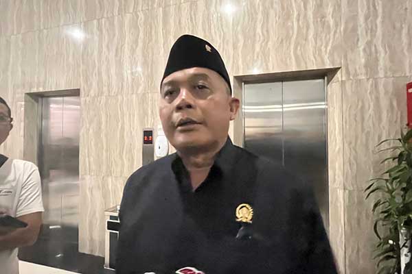 Ketua DPRD Kota Malang, I Made Riandiana Kartika, saat menjawab pertanyaan awak media. (bim) - DPRD Sarankan Mal Alun-Alun Kota Malang Dijadikan MPP Sepenuhnya