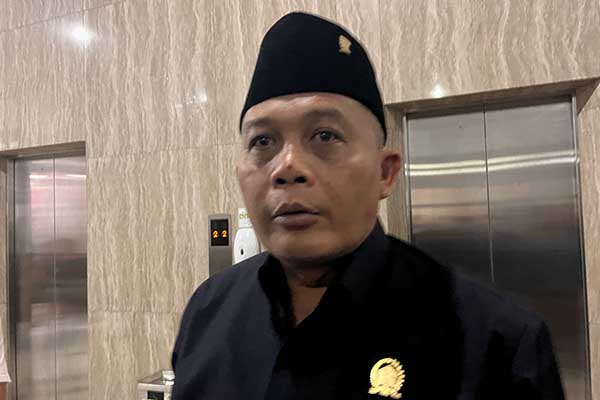 Ketua DPRD Kota Malang, I Made Riandiana Kartika, saat menjawab pertanyaan awak media. (bim) - Jawaban Wali Kota Malang Terhadap Pertanyaan Fraksi DPRD Terkait Ranperda Penyelenggaraan PTSP