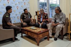 ketua komnas perlindungan anak ariest merdeka sirait berdiskusi dengan kejari batu.