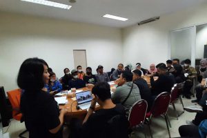 ketua pelaksana batu art festival titik s ariyanto memberikan paparan batu art festival