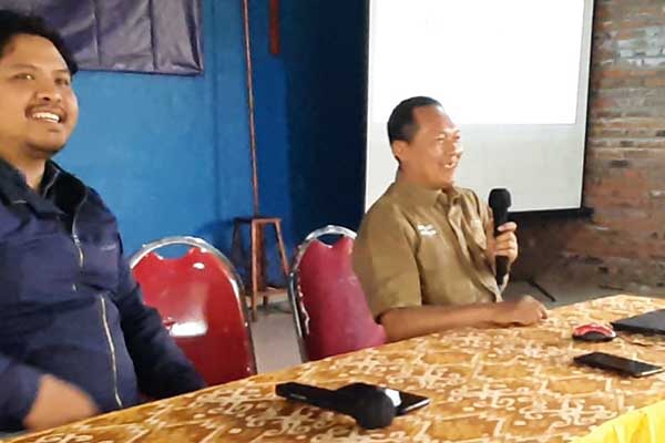 Ketua Siwo PWI Kota Batu, Febri Setyawan (memegang mikrophone), saat memberikan paparan kegiatan Porwanas di depan Awak Media. (dik) - Kota Batu Tuan Rumah Cabor Catur dan Bridge Porwanas 2022