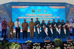 ketua tp pkk kota malang widayati sutiaji bersama wali kota malang sutiaji dan seluruh pemenang di setiap lomba pkk kota malang