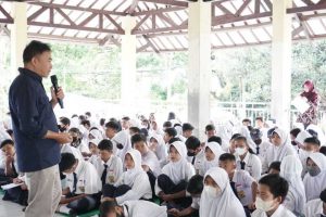 komisioner kpu batu memberikan edukasi seputar politik bagi pelajar smp