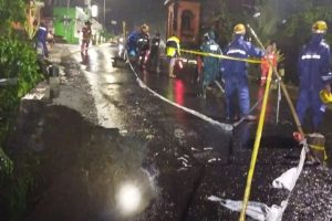 kondisi jalan ambrol di gerbang masuk kota batu di desa giripurno