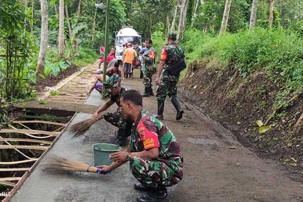 Koramil 0833/02 Kedungkandang kerahkan personel laksanakan karya bakti. (ist) - Koramil 0833/02 Kedungkandang Kerahkan Personel Laksanakan Karya Bakti