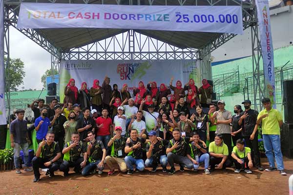 Panitia, perwakilan peserta dan pihak yang terlibat Fun Run 5K Whiz Prime Hotel Malang. (rhd)