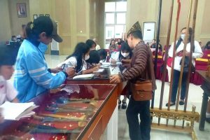 para pengunjung yang juga didominasi pelajar sedang melihat lihat koleksi keris