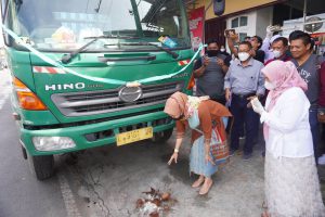 pelepasan armada yang mengangkut keripik tempe batu yang akan diekspor. 2