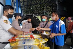 pemberian sembako dan bpjs ketenagakerjaan untuk para pekerja tpa supit urang.