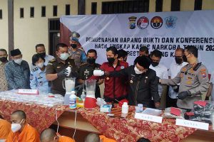 Pemusnahan sabu dan pil dobel L dengan cara diblender. (ws6) - Polresta Makota Musnahkan Berbagai Jenis Barang Bukti Narkoba