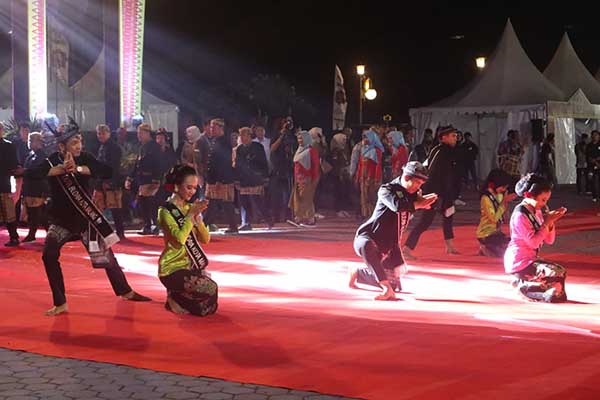 Penampilan memukau Duta Budaya Kota Malang, saat menampilkan Tari Kreasi Budaya, di Karnaval JKPI IX. (ist) - Duta Budaya Kota Malang Bawakan Tari Kreasi Gebyar Budaya di Karnaval JKPI IX