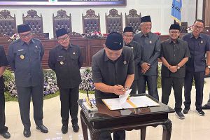 Penandatanganan Ranperda Pengelolaan Keuangan Daerah, oleh Ketua DPRD Kota Malang. (bim) - DPRD Kota Malang Sepakati Ranperda Tentang Pengelolaan Keuangan Daerah
