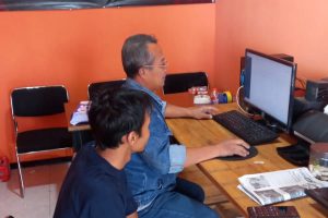 petugas helpdesk kpu batu sedang melayani pendaftar calon anggota ppk untuk pemilu 2024