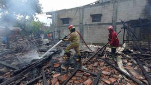 petugas pmk bojonegoro lakukan pemadaman