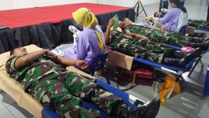 Prajurit Korem 083/Bdj Sumbangkan Darah Peringati Hari Pahlawan 2022