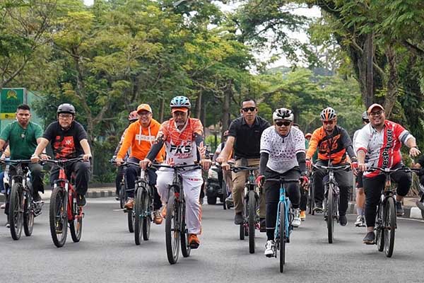 Presiden PKS gowes bersama Wali Kota Malang. (ist) - Empati Duka Korban Tragedi Kanjuruhan, Presiden PKS: Harus Usut Tuntas