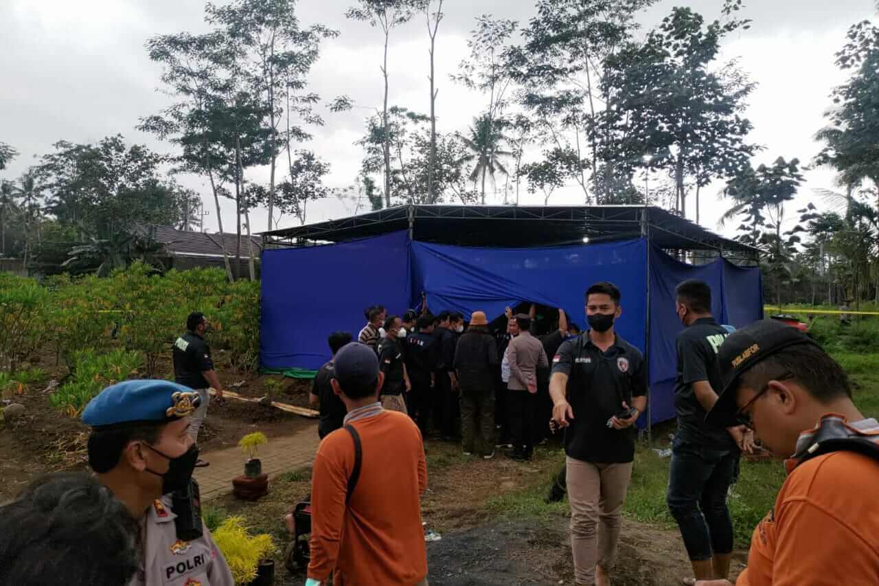 proses autopsi korban tragedi kanjuruhan di tpu islam desa sukolilo kecamatan wajak kabupaten malang 1