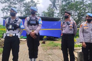 Proses autopsi. (ws6) - Kompolnas Terus Kawal Proses Penyidikan Tragedi Kanjuruhan