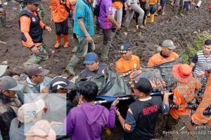proses evakuasi korban tanah longsor desa wringinanom