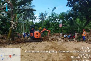 proses pembersihan matrial longsor
