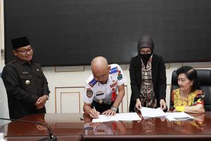 Proses penandatangan pembebasan lahan antara Dishub Kota Malang dengan pemilik lahan. (ist)