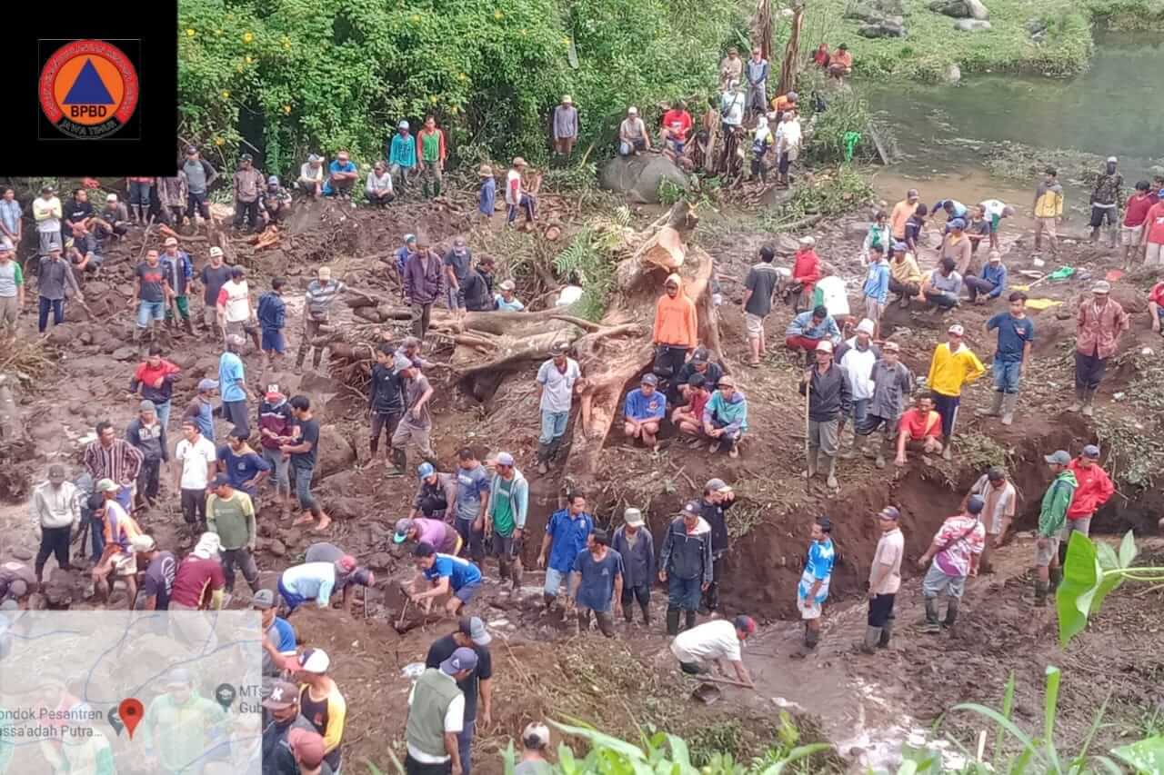proses pencarian korban tanah longsor desa ringinanom