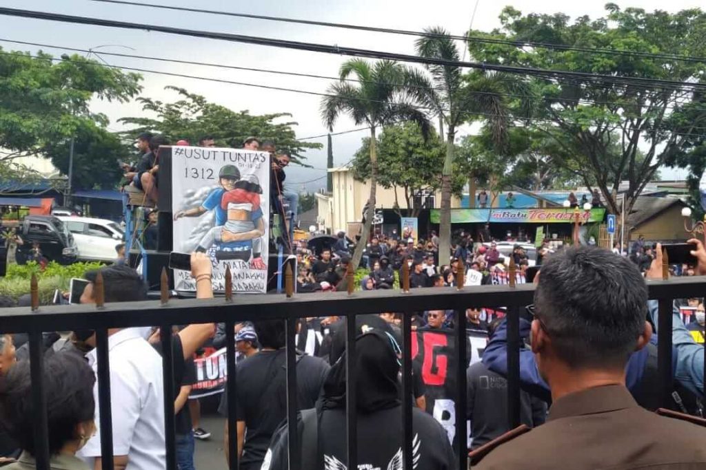 ratusan aremania mendatangi kantor kejari batu. 1