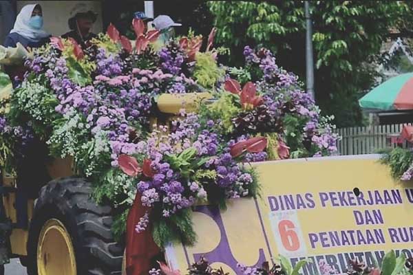 Salah satu mobil hias yang dibuat dari sebuah alat berat milik DPUPR Kota Batu. (ist) - Batu Art Flower Carnival, Suguhan Parade Mobil Hias dan Budaya Batu