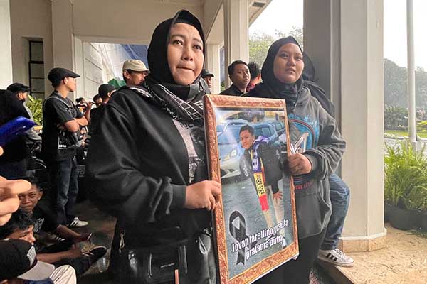 Salah satu orang tua korban jiwa Tragedi Kanjuruhan, menjawab pertanyaan awak media di sela-sela aksi damai Aremania. (bim) - Keranda dan Keluarga Tragedi Kanjuruhan Turun ke Jalan Berharap Keadilan