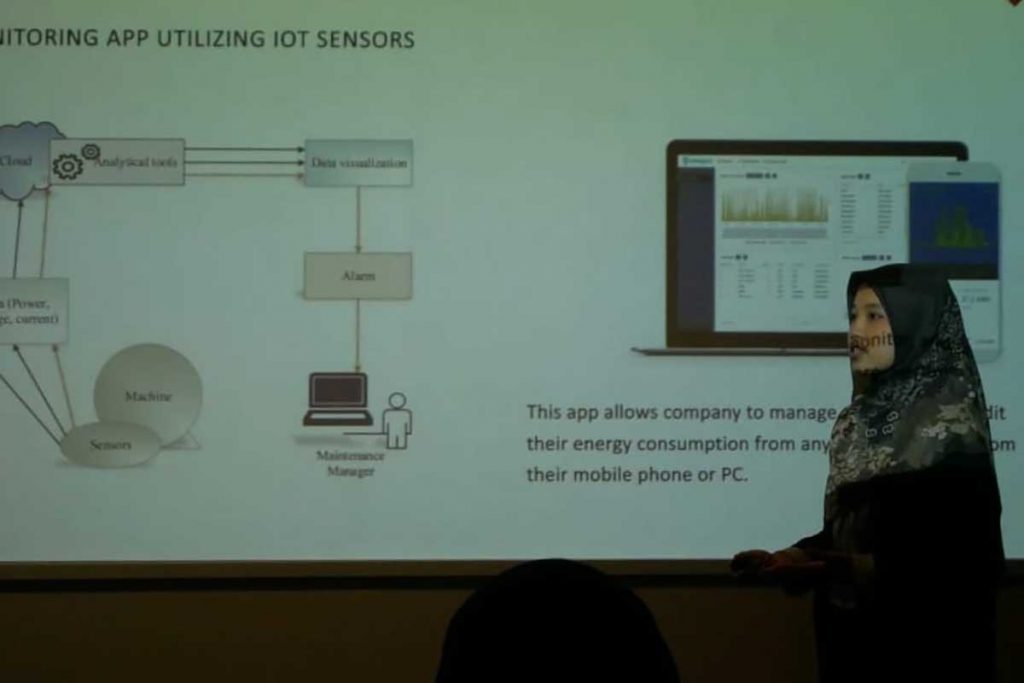 Salsa saat melakukan presentasi research pada Unipart JLR. (ist) - Difasilitasi Coventry dan IISMA, Dua Mahasiswi Polinema Magang di Perusahaan Top Inggris
