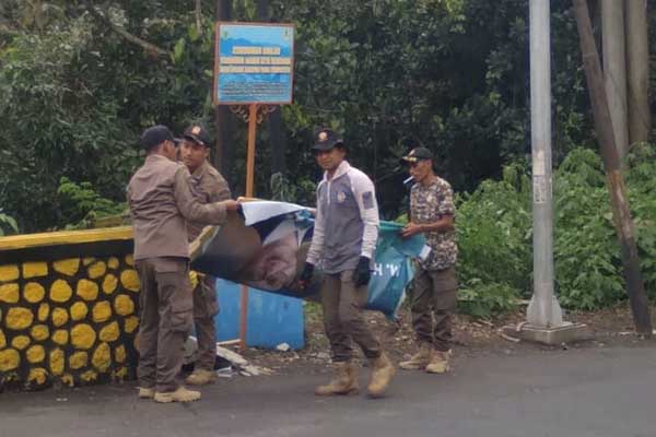 Satpol PP Kota Batu tertibkan reklame liar. (ist) - Satpol PP Batu Tertibkan Reklame Tidak Berijin
