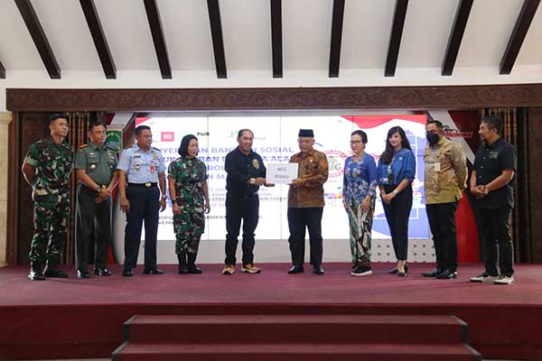 Serah terima bantuan untuk korban banjir Malang Selatan. (ist) - 1.000 Karung Semen untuk Korban Banjir Malang Selatan
