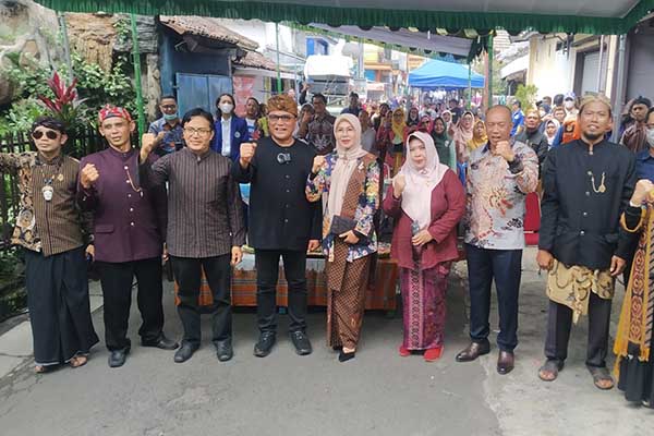 Seusai pembukaan festival tempe Sanan. (ws6) - Festival Tempe untuk Bangkitkan Gairah Pengrajin Tempe di Saat Harga Kedelai Meroket