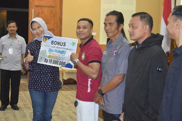 Simbolis penyerahan bonus untuk pelatih dan atliet Porprov Jatim oleh Wali Kota Batu. (ist) - Momen Musorkot KONI Batu, Atlet dan Pelatih Dapat Bonus Total Rp870,5 Juta
